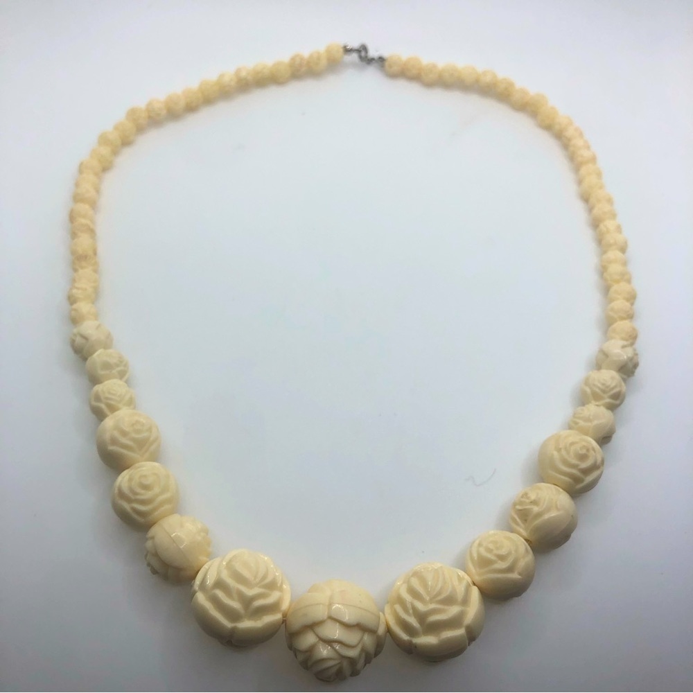 VTG Floral Molded Roses Plastic Graduated Bead Ivory / Cream Color Necklace 22”
